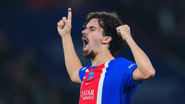 
                    Roma goleia com Mora no onze, João Mário trucidado e Vitinha abate Barça
                