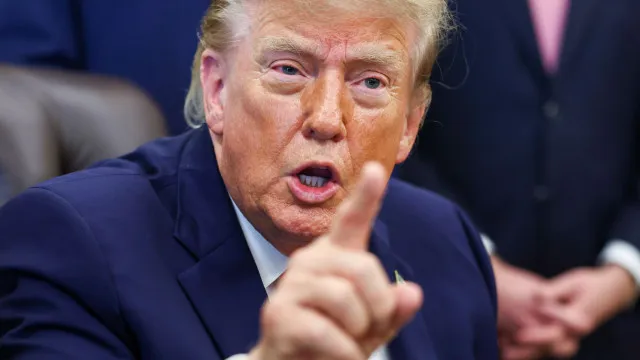 
                    Trump volta a instar Zelensky a fechar um acordo de paz com Putin
                