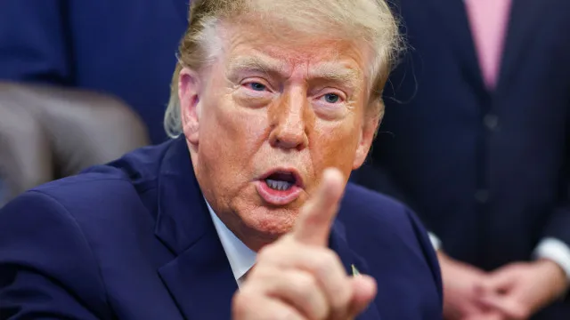 Trump afirma que diálogo com o Irão continua apesar de possíveis ataques