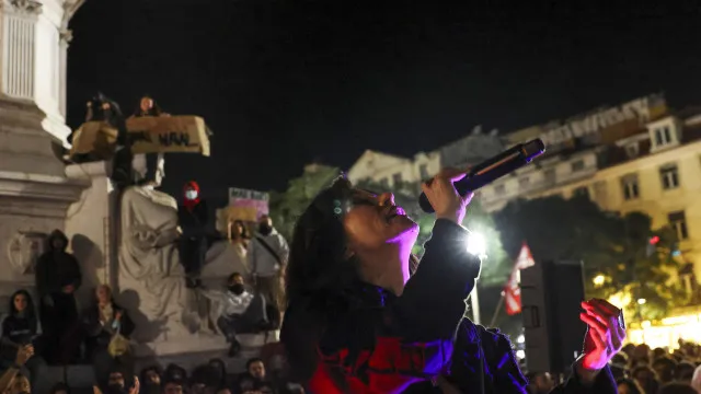 
                    Manifestantes voltaram ao Rossio (e até Ana Moura cantou). As imagens
                
