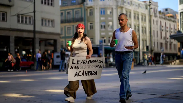 Cerca de 70 pessoas permanecem na Praça D. João I sem atividade