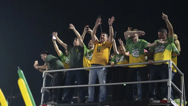 Flávio pede anulação da candidatura de Lula por propaganda ilegal