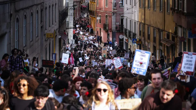 Estudantes manifestam-se contra proposta de descongelamento das propinas