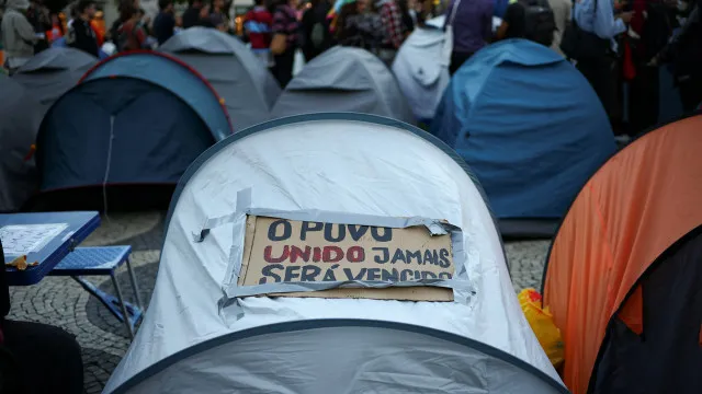 "Crise à vista": Luta continua e alastra-se. Tendas voltam hoje ao Rossio