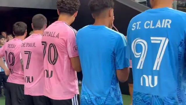 Gesto de Messi e companhia com crianças está a conquistar o mundo