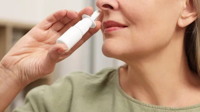 
                    Farmacêutico alerta para erro que muitos cometem ao usar spray nasal
                
