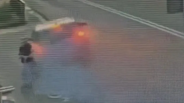 Criança em trotinete escapa (por centímetros) a carro desgovernado. Veja