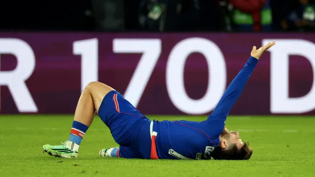 
                    Lesão grave acaba com a temporada de Khvicha Kvaratskhelia
                