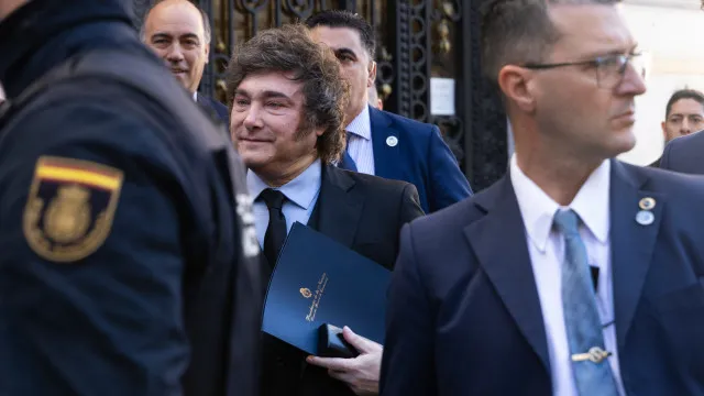 Milei chama "ditador" e "ladrão corrupto" a Sánchez em Madrid
