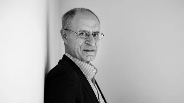 "Nove horas por dia no mundo digital é uma prisão. Enfraquece democracia"