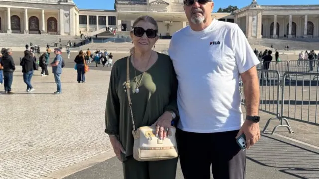 
                    Dolores Aveiro visita Santuário de Fátima com o companheiro
                