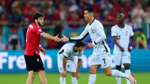 Nem Ronaldo ficou indiferente ao desabafo de Kvaratskhelia: "Porquê eu?"