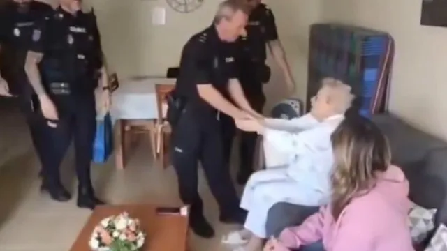 Agentes que resgataram idosa de 93 anos em Valência reencontram-se. Veja