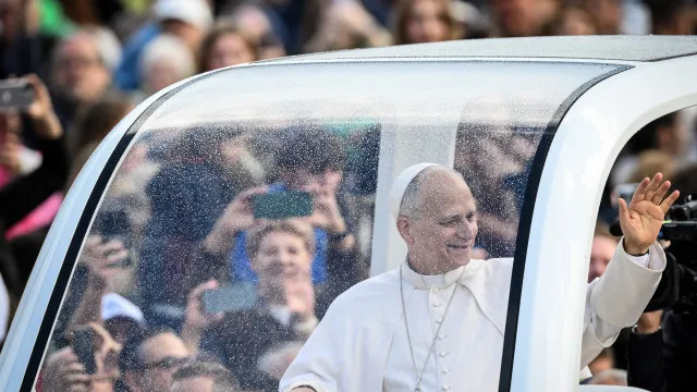 Papa Leão XIV regressa à Praça de São Pedro: "Obrigado pelo apoio"