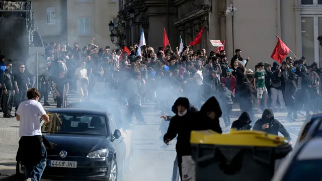 Manifestação anti-Vox na Galiza acaba com carga policial e vários feridos