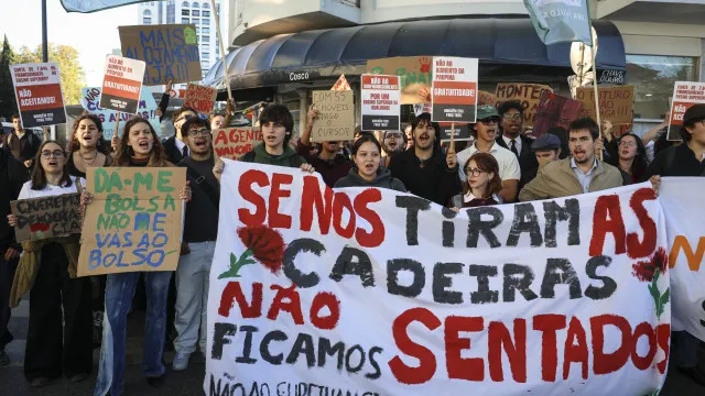 Estudantes na rua em Lisboa: "Propina é para acabar, não é para aumentar"