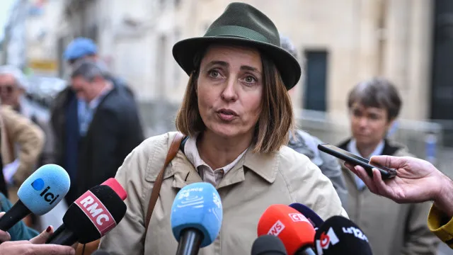 
                    Sindicatos franceses apelam a greve generalizada a 5 de novembro
                