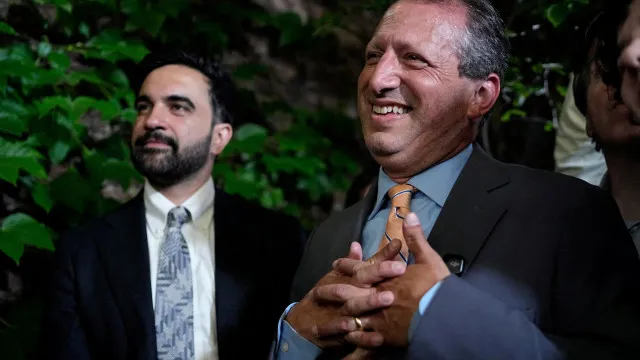 
                    Candidato democrata diz ter sido detido por Israel a apanhar azeitonas
                