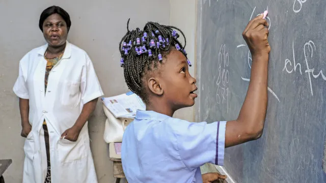 Moçambique promete pagar dívida a quase 30 mil professores até dezembro