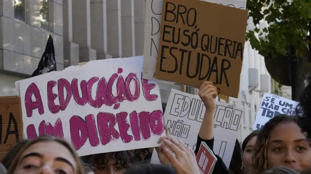 Estudantes saem à rua em Lisboa contra aumento das propinas. As imagens