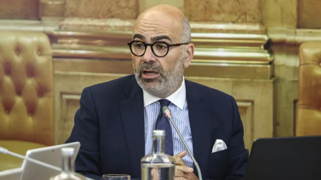 Miguel Pinto Luz pede para ser ouvido "com urgência" no Parlamento