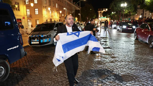 
                    Homem com bandeira de Israel invade acampada de Lisboa
                