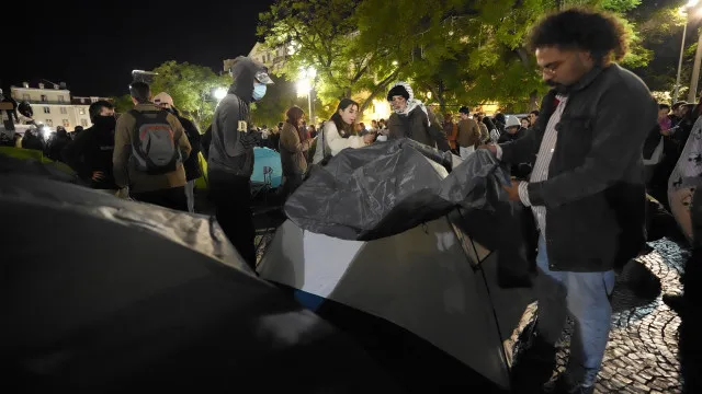 
                    Acampamento montado em Lisboa mas filme ainda corre na tela improvisada
                