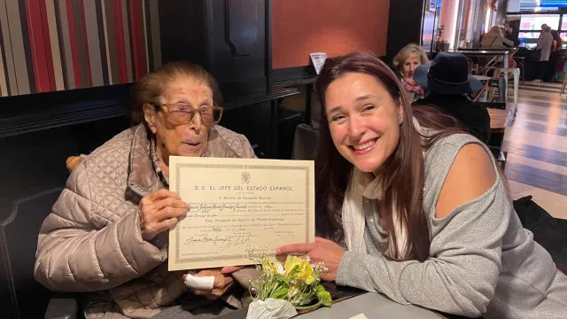 Idosa de 110 anos recebe diploma académico após 89 anos de espera