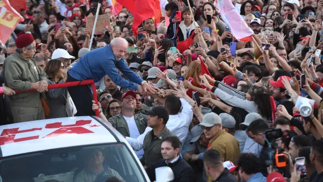 
                    Lula enche capital de estado decisivo e alerta para riscos de Flávio PR
                