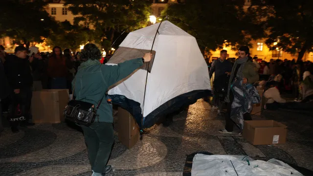 Manifestantes em Lisboa decidem desmontar tendas e dormir ao relento