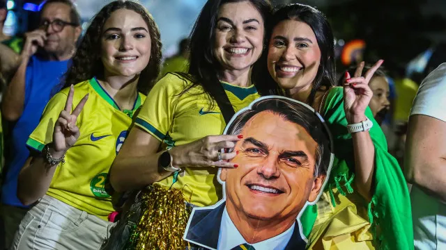 Apoiantes relativizam denúncias contra Flávio Bolsonaro e pedem mudança