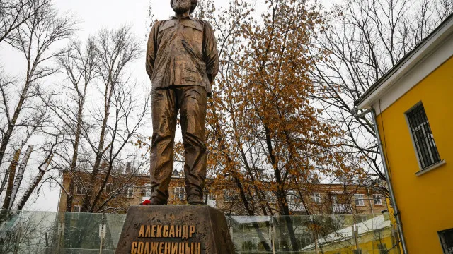 Estátua de Aleksandr Solzhenitsyn 'passeia' por Vladivostok após remoção