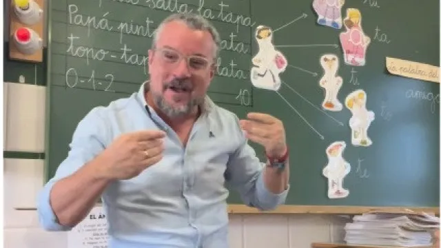 
                    Ao som de 'Bonito, bonito' professor dá aula de língua gestual e contagia
                