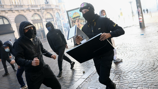 Loja da Apple em Lille foi saqueada durante protestos. Veja o vídeo