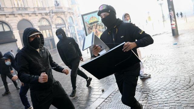 Loja da Apple em Lille foi saqueada durante protestos. Veja o vídeo