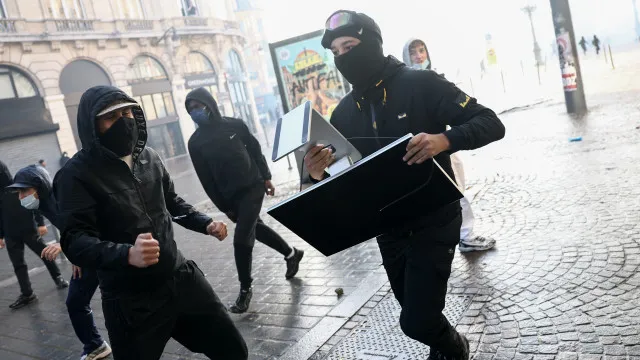 Loja da Apple em Lille foi saqueada durante protestos. Veja o vídeo