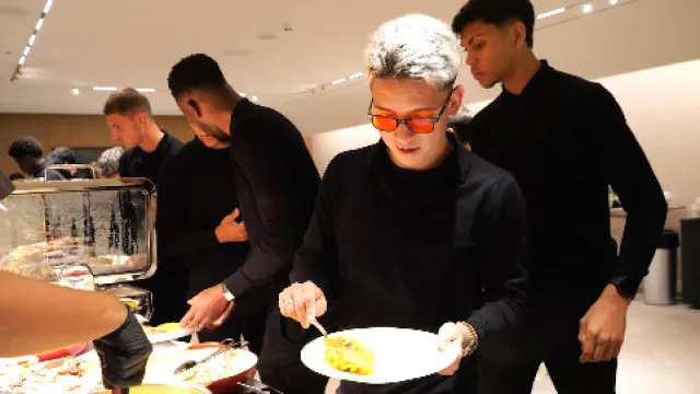 Chegar, ver... e comer. Assim foi a viagem do Benfica rumo ao Chipre