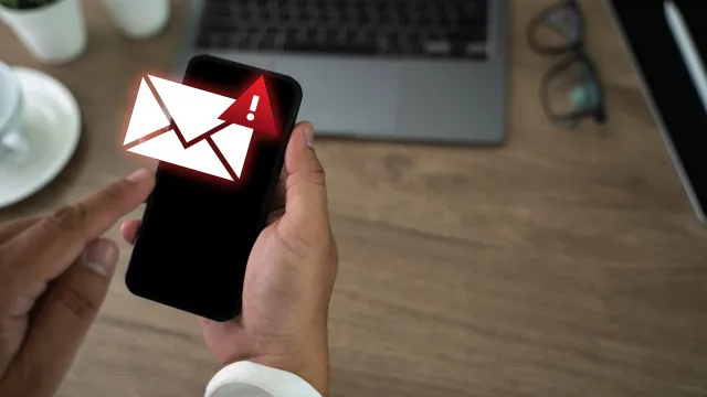 
                    Suspensão de subsídios? Atenção a estas SMS em nome da Segurança Social
                