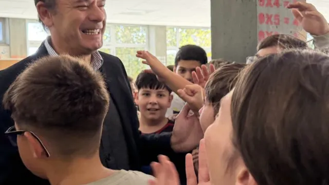 "Onde anda o primeiro-ministro?" Montenegro visita escola de "surpresa"
