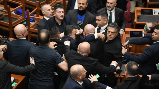 Deputados da Albânia envolvem-se em confronto devido a protestos