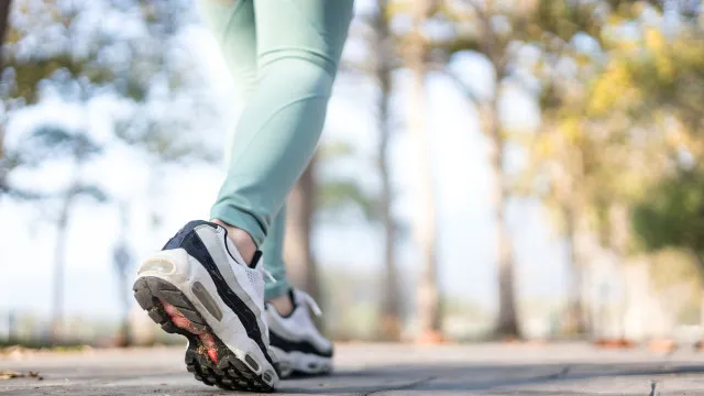 
                    Caminhar de manhã ou à tarde? O melhor para controlar açúcar no sangue
                
