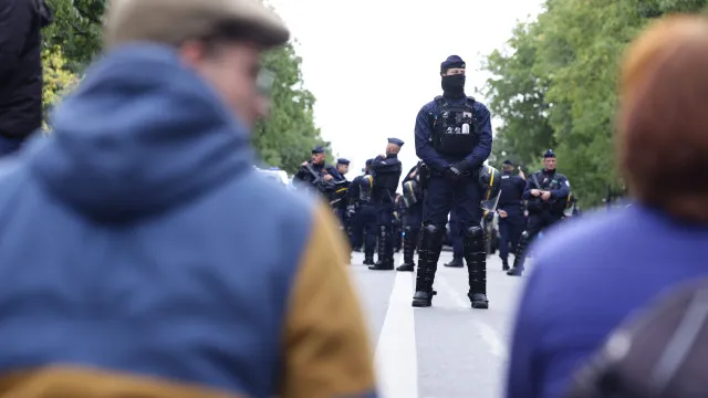 Milhares de manifestantes em Paris após tribunal levantar proibição