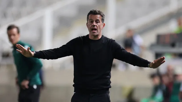 
                    A reação de Marco Silva após nova goleada europeia do Benfica
                
