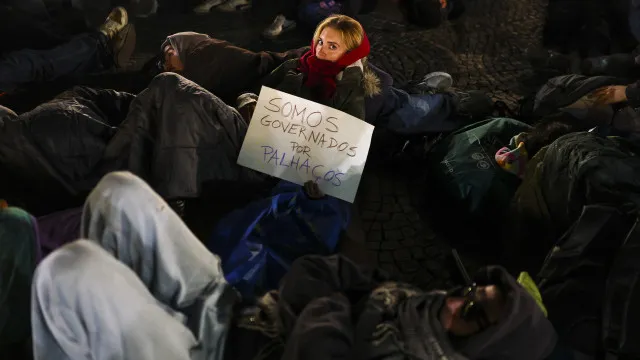 
                    Mais de 150 pessoas protestam em Leiria contra crise da habitação
                