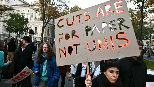 Estudantes austríacos protestam contra falta de verbas para universidades
