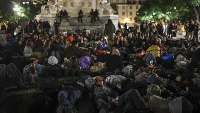 Manifestantes decidem não pernoitar no Rossio, mas continuam no protesto