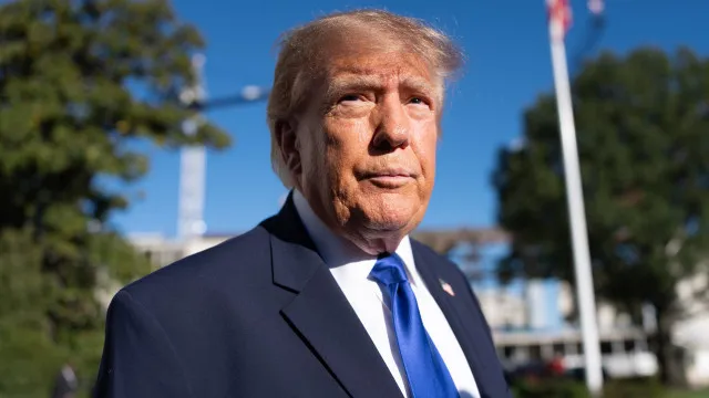 
                    Trump ordenado a comparecer em tribunal no caso contra a BBC
                