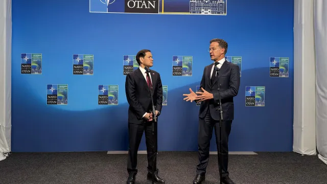 
                    Rubio e Rutte discutem esforços para negociar acordo entre Kyiv e Moscovo
                