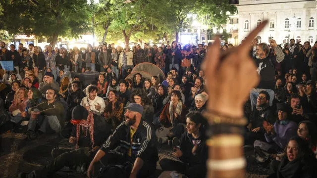 
                    Manifestantes pela habitação não pernoitaram no Rossio e desmobilizaram
                