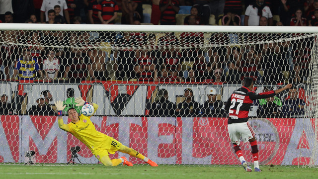 Quem é Muslera, goleiro que defendeu três pênaltis do Flamengo? 